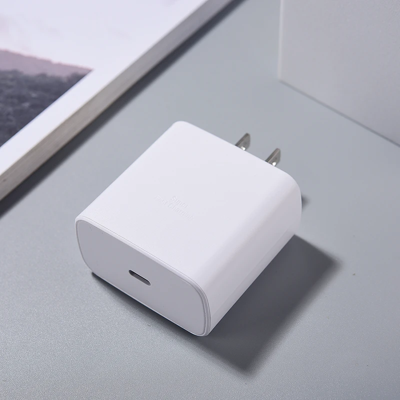 prise-adaptateur-usb-blanc